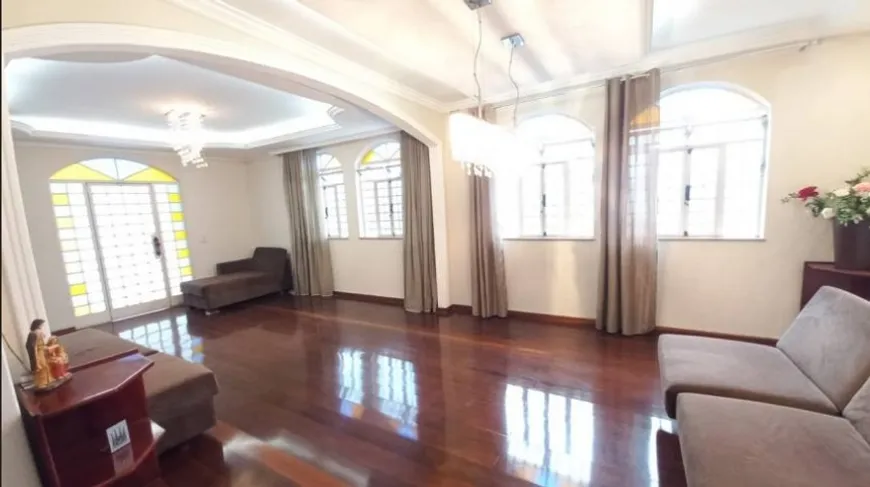 Foto 1 de Casa com 4 Quartos à venda, 367m² em Ouro Preto, Belo Horizonte