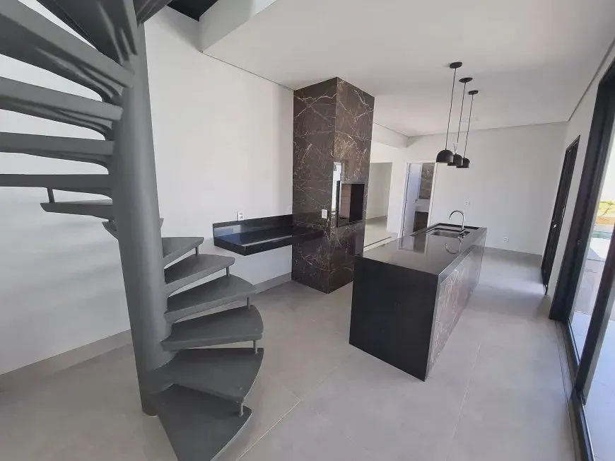 Foto 1 de Casa de Condomínio com 3 Quartos à venda, 201m² em Granja Marileusa , Uberlândia
