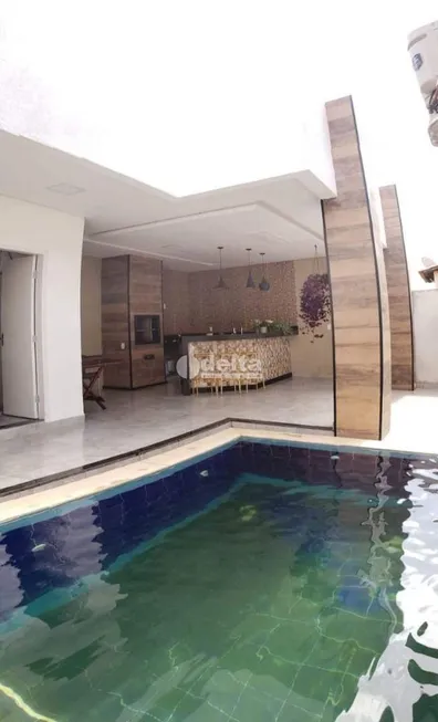 Foto 1 de Casa com 3 Quartos à venda, 220m² em Jardim Holanda, Uberlândia