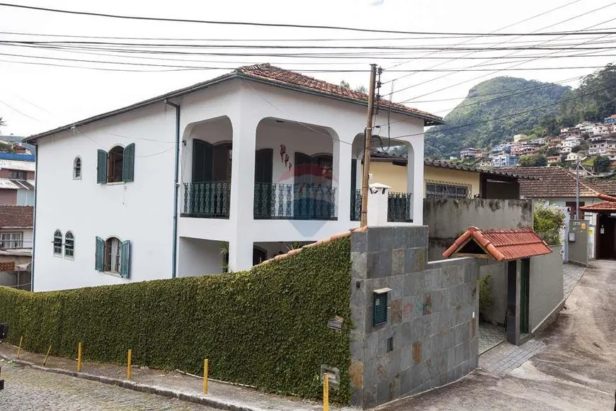 Foto 1 de Casa com 4 Quartos à venda, 316m² em Cascatinha, Petrópolis