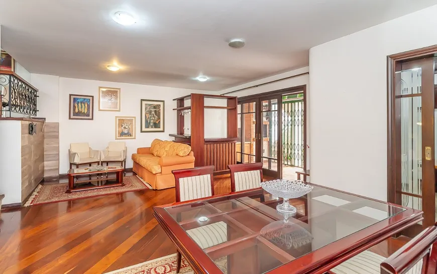 Foto 1 de Casa com 3 Quartos à venda, 253m² em Rio Branco, Porto Alegre