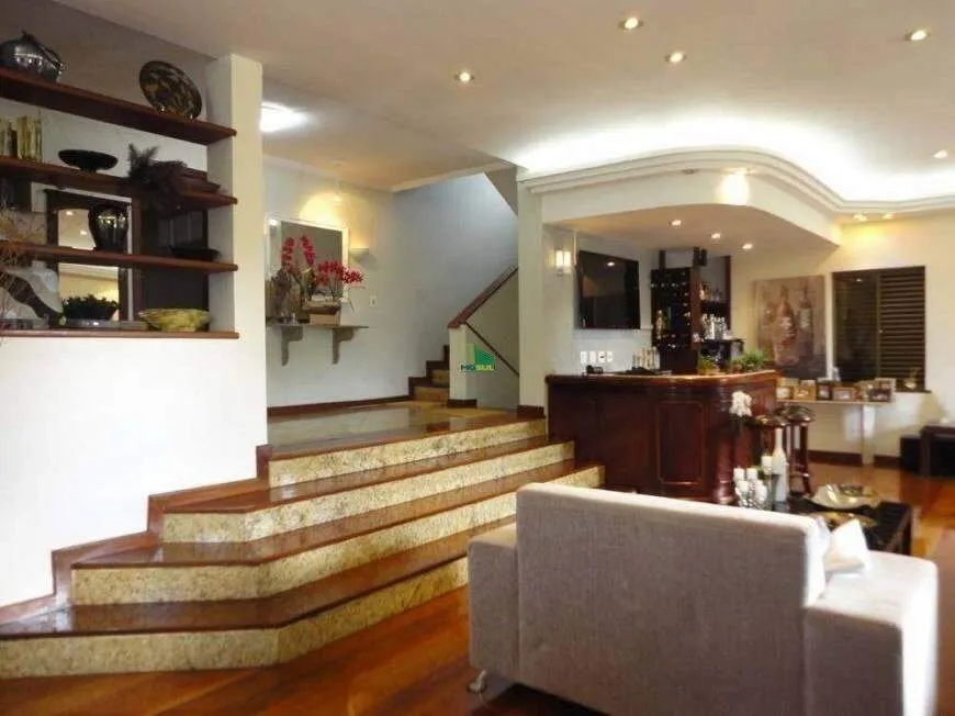 Foto 1 de Casa com 4 Quartos à venda, 380m² em Comiteco, Belo Horizonte