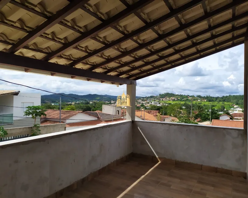 Foto 1 de Casa com 5 Quartos à venda, 250m² em Fernão Dias, Esmeraldas