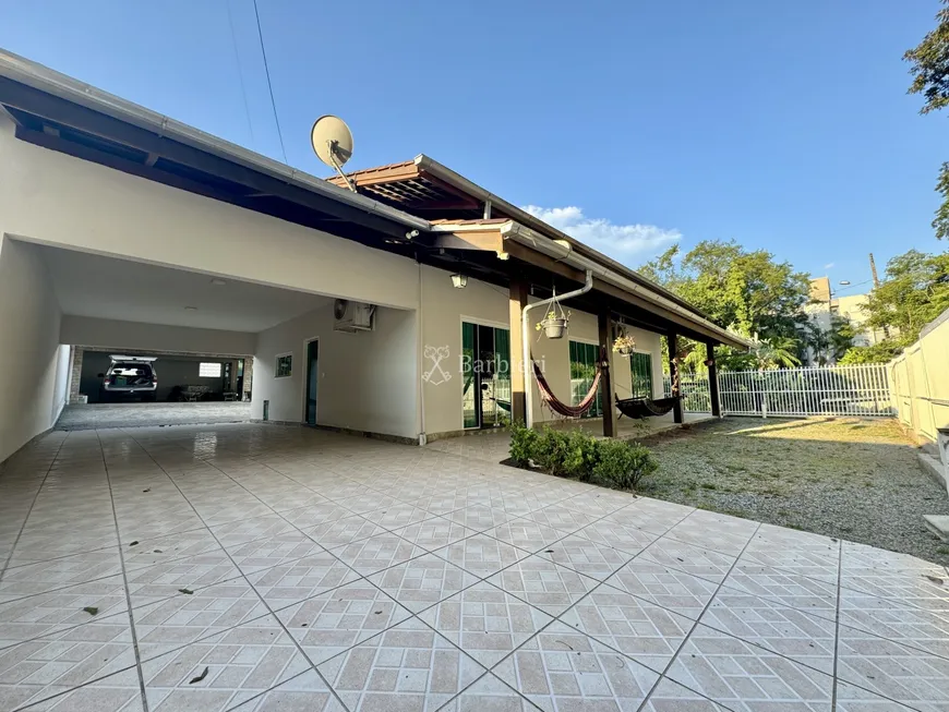 Foto 1 de Casa com 3 Quartos para alugar, 350m² em Salto Weissbach, Blumenau