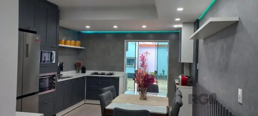 Foto 1 de Casa com 2 Quartos à venda, 84m² em Guarujá, Porto Alegre