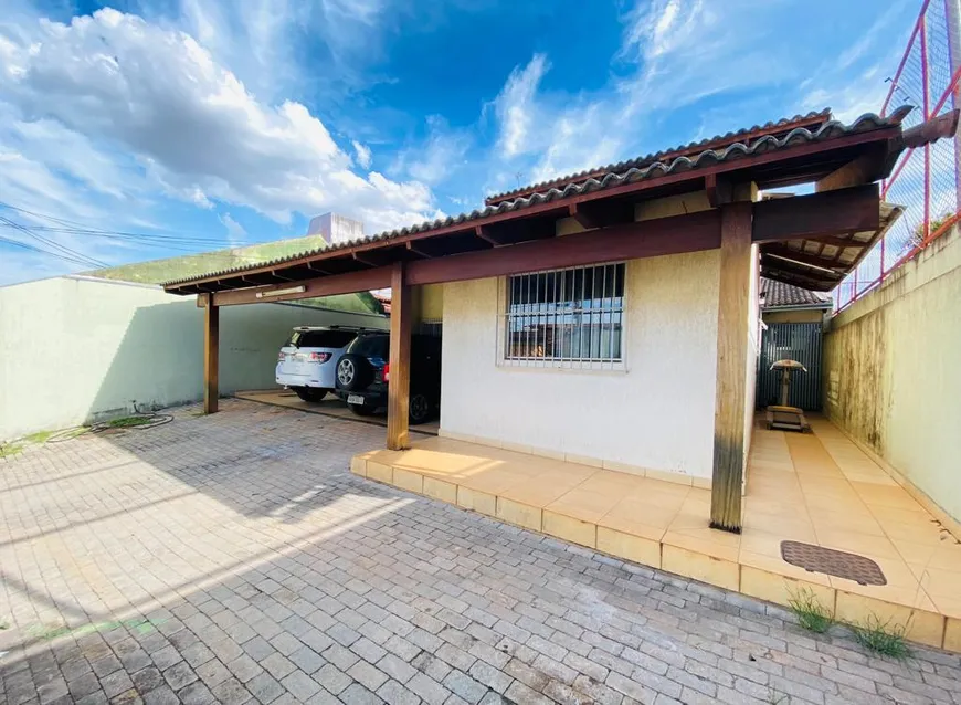 Foto 1 de Casa com 4 Quartos à venda, 260m² em Goiania 2, Goiânia