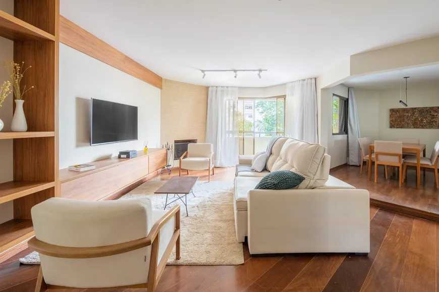 Foto 1 de Apartamento com 3 Quartos para alugar, 133m² em Moema, São Paulo