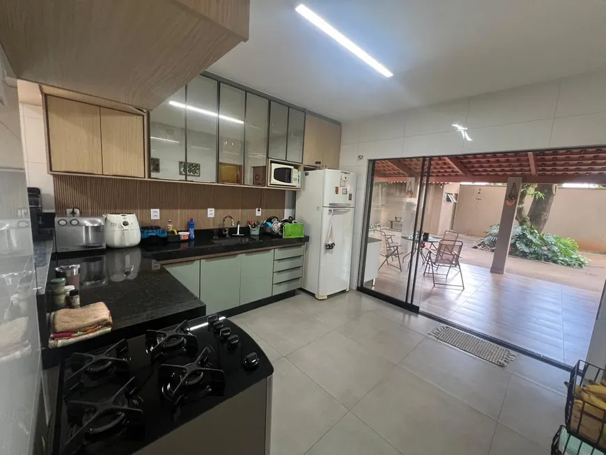 Foto 1 de Casa com 3 Quartos à venda, 250m² em Parque Oeste Industrial, Goiânia