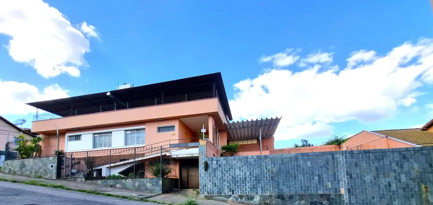 Foto 1 de Casa com 4 Quartos à venda, 377m² em Bairu, Juiz de Fora