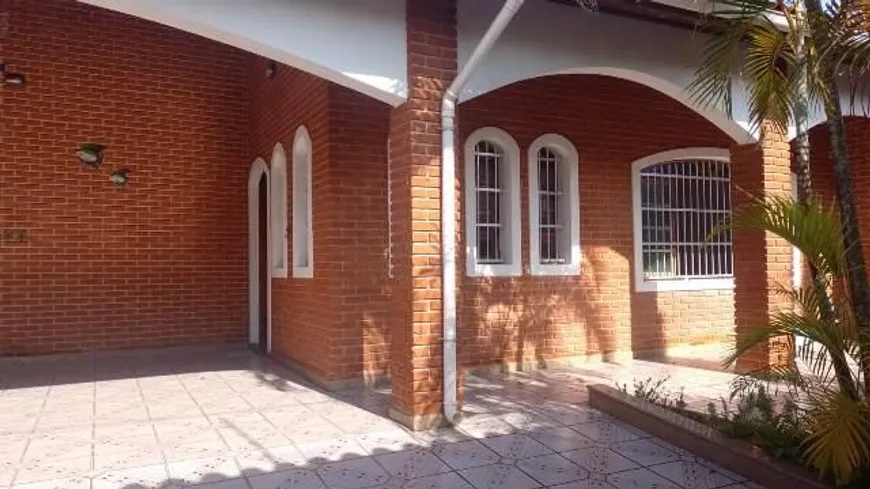 Foto 1 de Sobrado com 4 Quartos à venda, 241m² em Belmira Novaes, Peruíbe