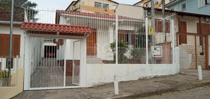 Foto 1 de Casa com 2 Quartos à venda, 95m² em Teresópolis, Porto Alegre