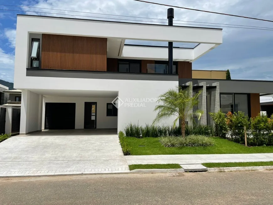 Foto 1 de Casa de Condomínio com 3 Quartos à venda, 285m² em Santa Regina, Camboriú