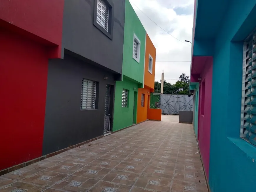 Foto 1 de Casa com 2 Quartos para alugar, 70m² em Jardim Sadie, Embu das Artes