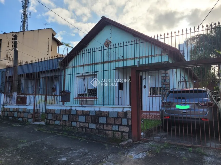 Foto 1 de Casa com 2 Quartos à venda, 330m² em Vila Ipiranga, Porto Alegre