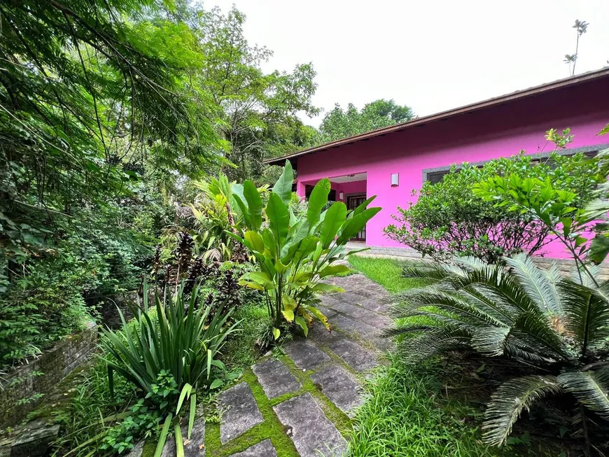 Foto 1 de Casa de Condomínio com 4 Quartos à venda, 244m² em Limoeiro, Guapimirim