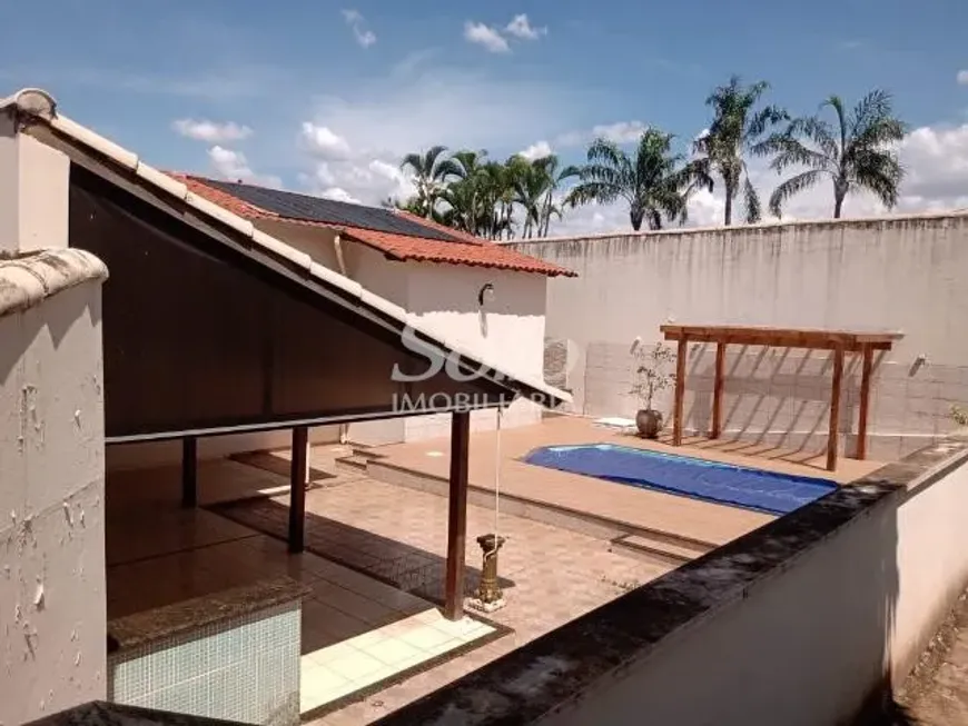 Foto 1 de Casa com 3 Quartos para alugar, 10m² em Cidade Jardim, Uberlândia