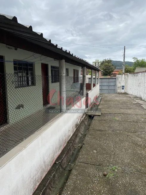 Foto 1 de Casa com 3 Quartos à venda, 600m² em Martim de Sa, Caraguatatuba