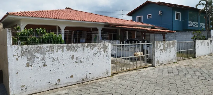 Foto 1 de Casa com 6 Quartos à venda, 180m² em Ingleses do Rio Vermelho, Florianópolis