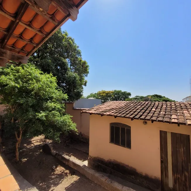Foto 1 de Casa com 5 Quartos à venda, 210m² em Santa Rosa, Belo Horizonte