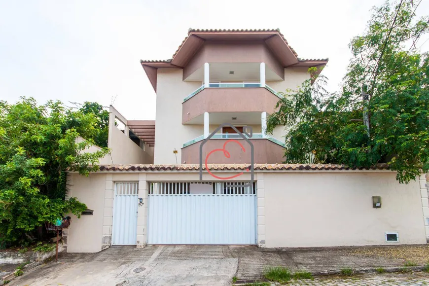 Foto 1 de Casa com 4 Quartos à venda, 390m² em Glória, Macaé