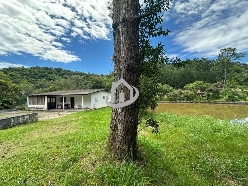 Foto 1 de Fazenda/Sítio com 2 Quartos à venda, 286m² em Parque São Leonardo, Embu das Artes