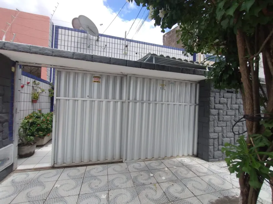 Foto 1 de Casa com 7 Quartos à venda, 217m² em Parque Araxá, Fortaleza