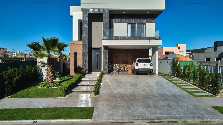 Foto 1 de Casa com 5 Quartos à venda, 339m² em Santa Regina, Camboriú