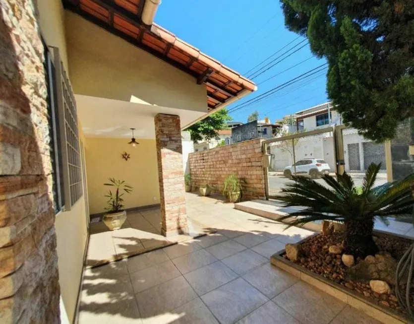 Foto 1 de Casa com 4 Quartos à venda, 239m² em Nova Cachoeirinha, Belo Horizonte