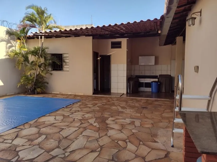 Foto 1 de Casa com 4 Quartos à venda, 200m² em Santa Mônica, Uberlândia