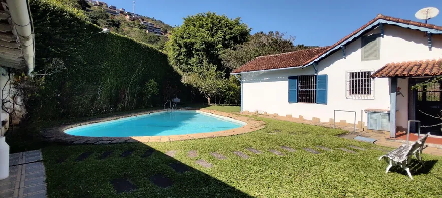 Foto 1 de Casa com 4 Quartos à venda, 250m² em Nogueira, Petrópolis
