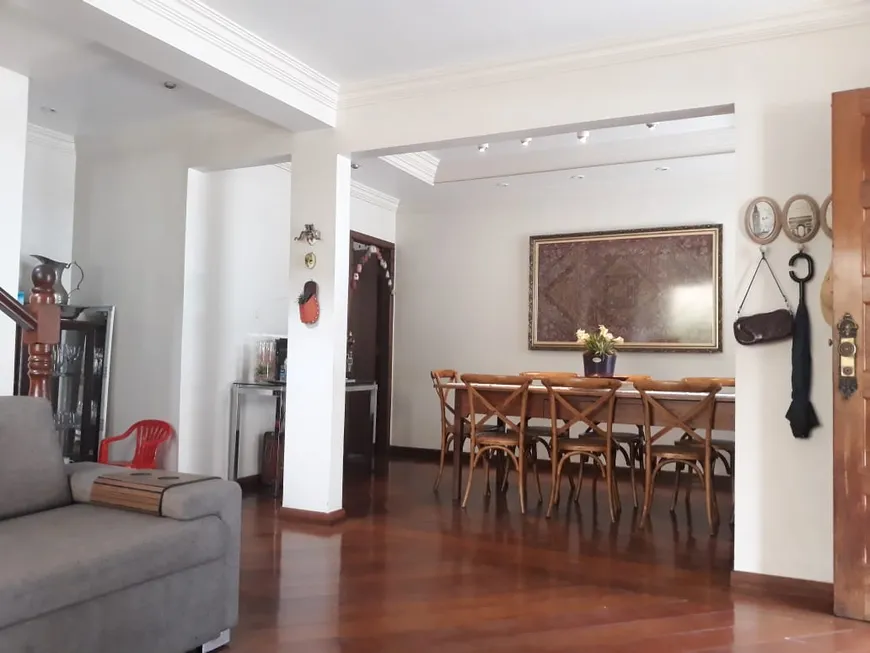 Foto 1 de Casa com 5 Quartos à venda, 253m² em Esplanada, Belo Horizonte