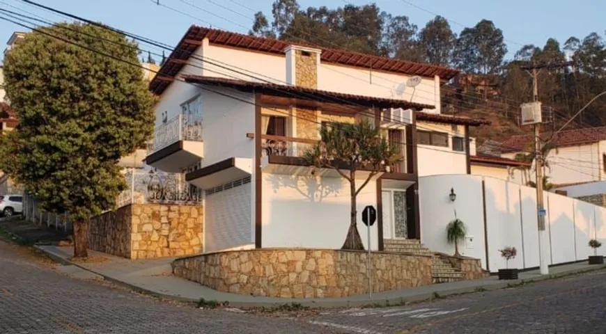 Foto 1 de Casa com 4 Quartos para alugar, 273m² em Quintas das Avenidas, Juiz de Fora