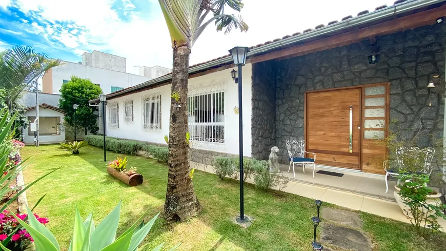 Foto 1 de Casa com 3 Quartos à venda, 329m² em Parque Jardim da Serra, Juiz de Fora