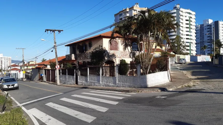 Foto 1 de Casa com 5 Quartos à venda, 208m² em Barreiros, São José