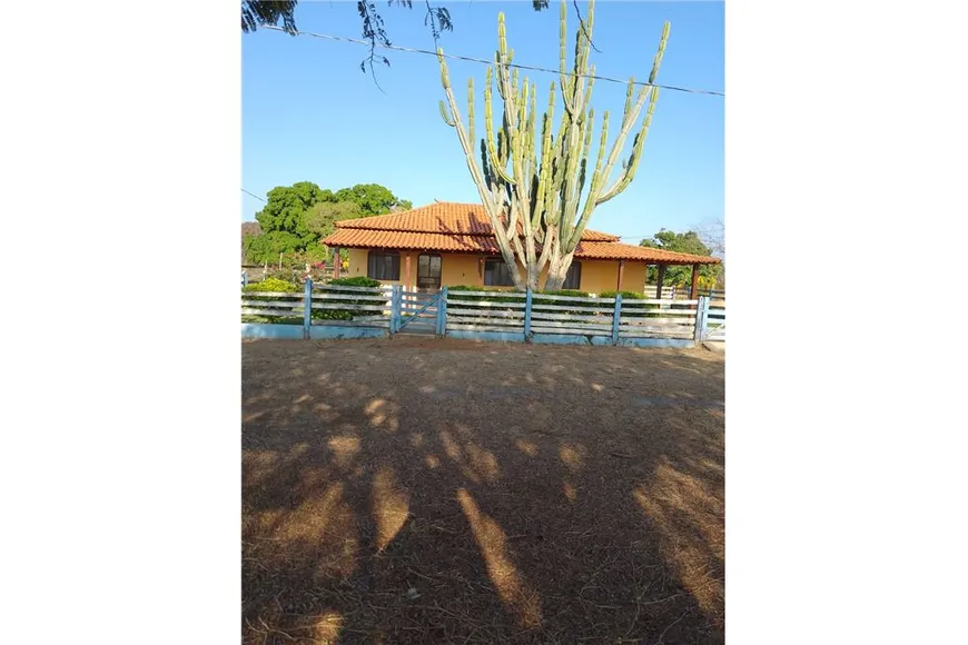 Foto 1 de Fazenda/Sítio com 3 Quartos à venda, 220m² em Centro, Arinos