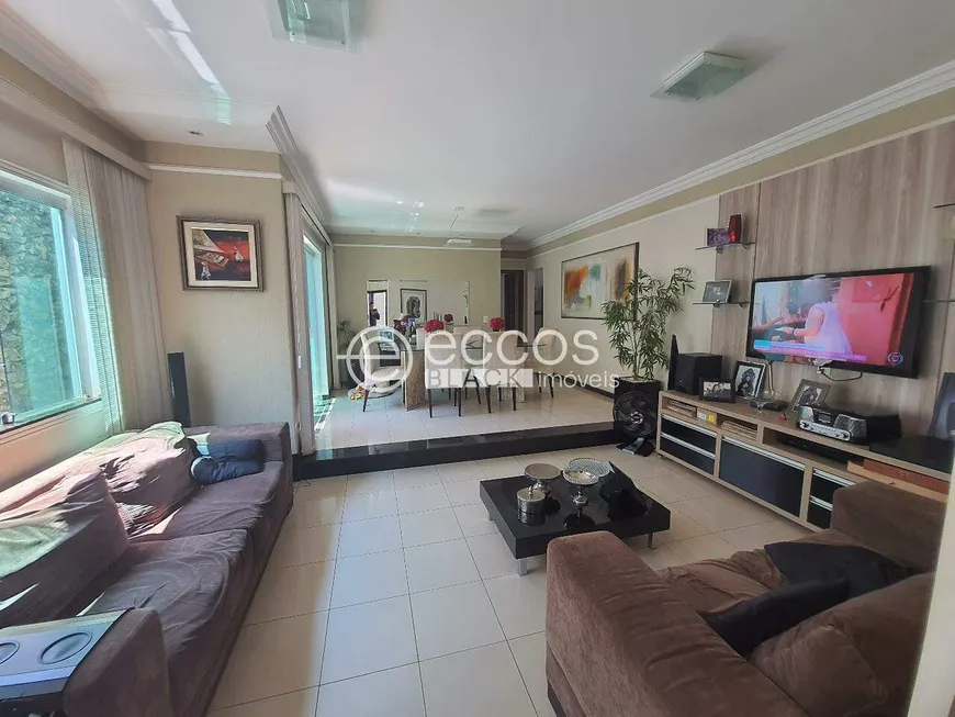 Foto 1 de Casa com 4 Quartos à venda, 210m² em Cidade Jardim, Uberlândia