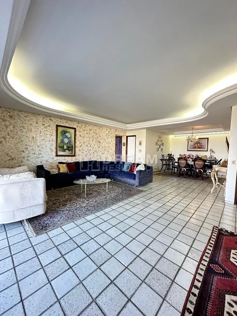 Foto 1 de Apartamento com 4 Quartos à venda, 235m² em Boa Vista, Recife