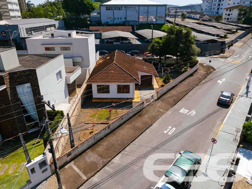Foto 1 de Casa com 3 Quartos à venda, 380m² em Atiradores, Joinville