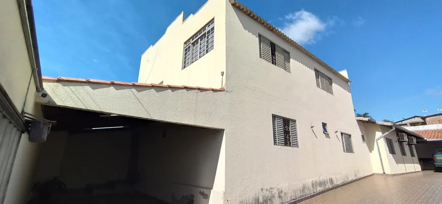 Foto 1 de Sobrado com 5 Quartos à venda, 302m² em Jaraguá, Uberlândia