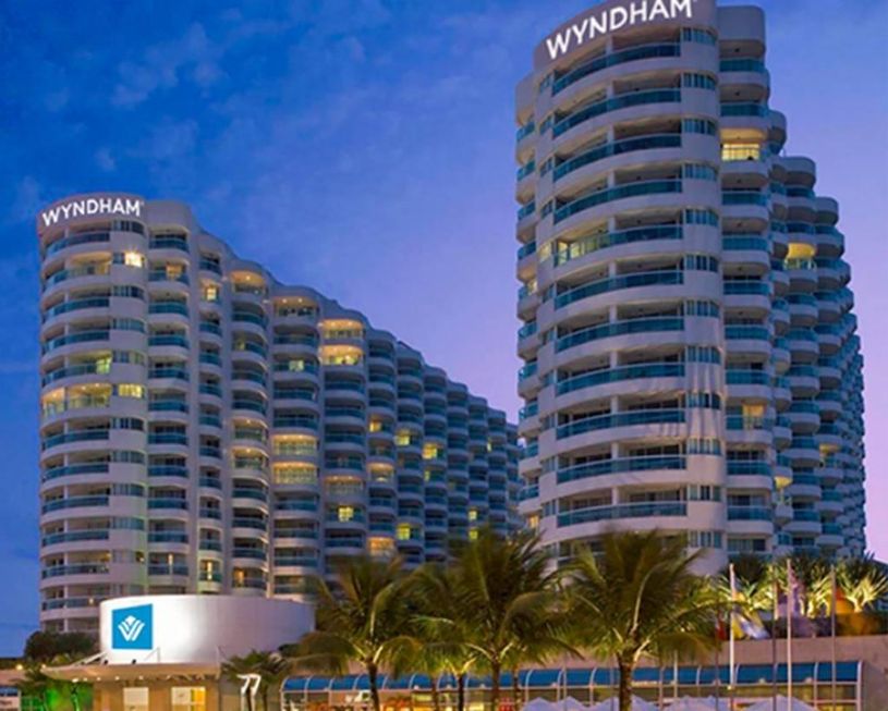 Flat na Avenida Lúcio Costa, Barra da Tijuca em Rio de Janeiro, por R