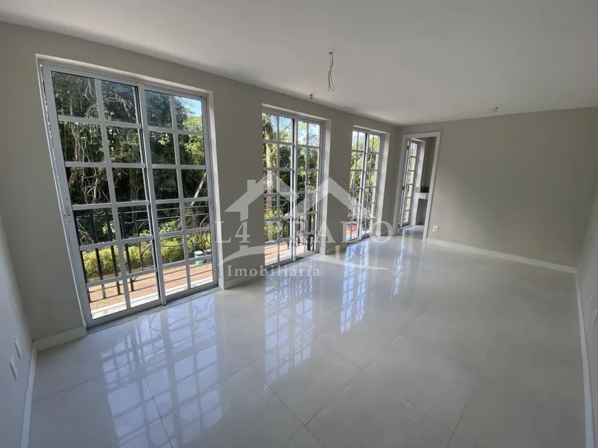 Foto 1 de Casa com 5 Quartos à venda, 220m² em Valparaiso, Petrópolis