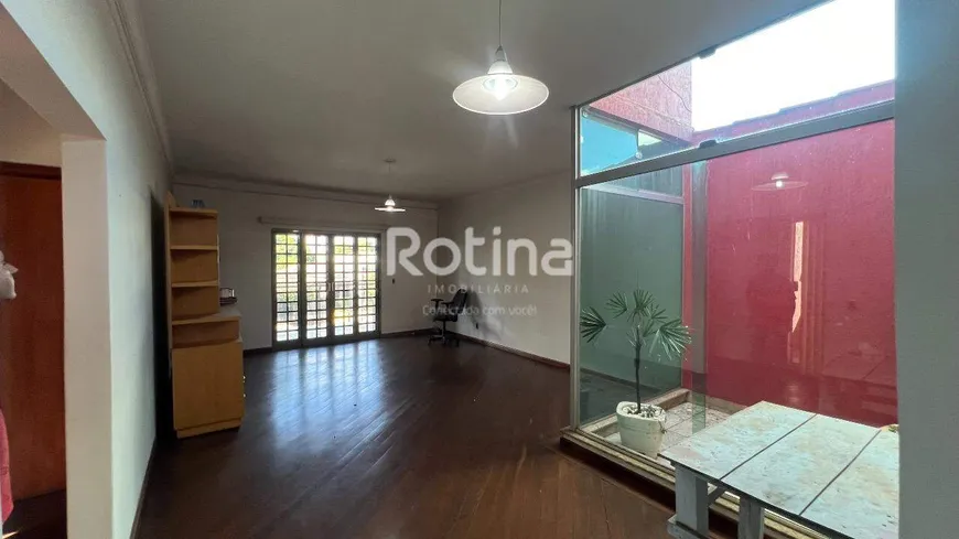 Foto 1 de Casa com 3 Quartos à venda, 230m² em Presidente Roosevelt, Uberlândia