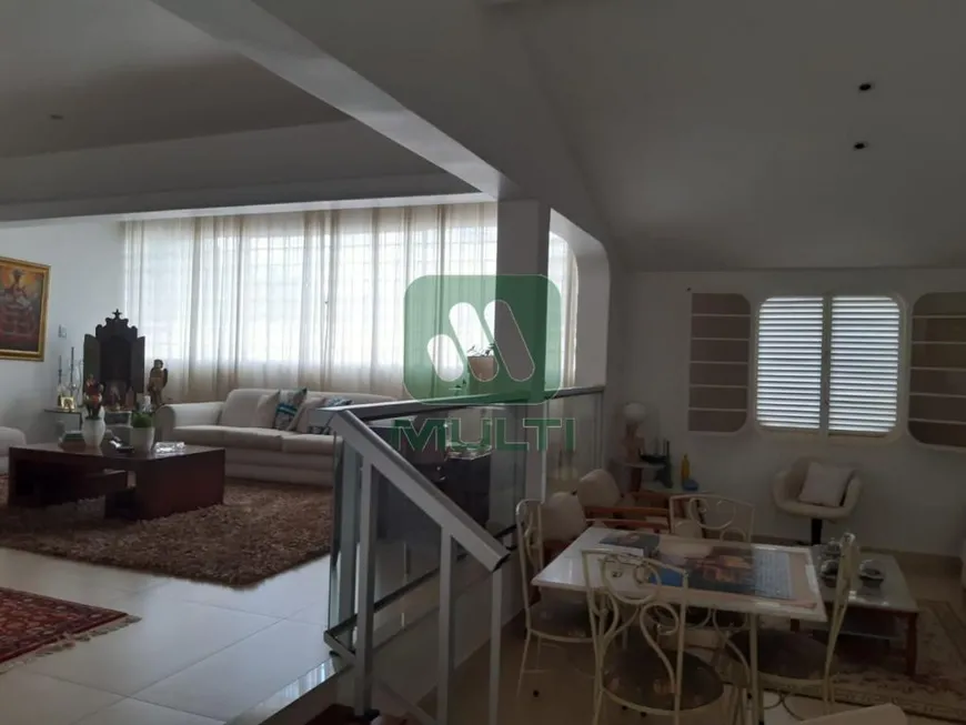 Foto 1 de Casa com 4 Quartos à venda, 323m² em Vila Oswaldo, Uberlândia