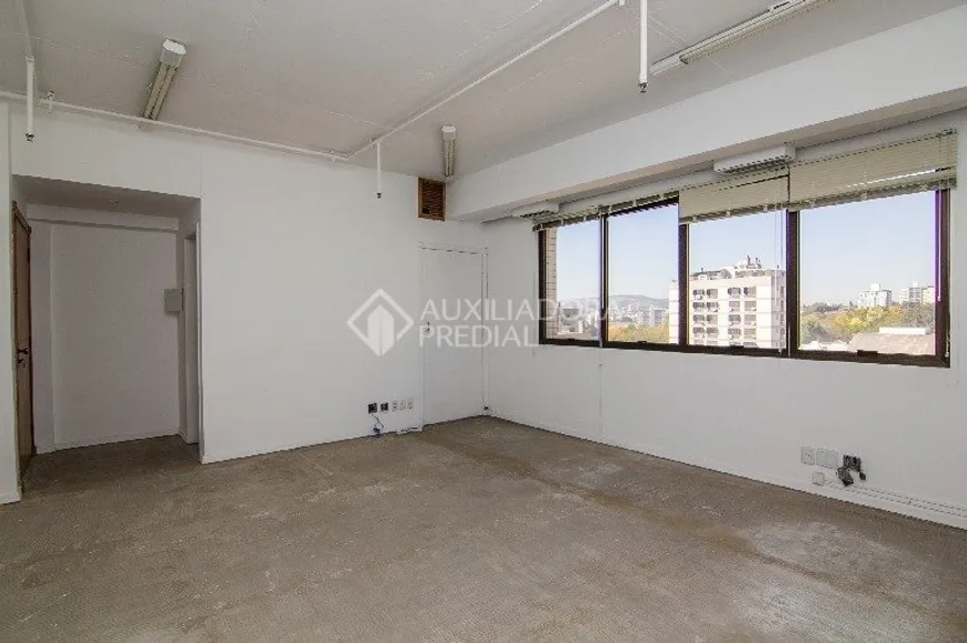 Foto 1 de Sala Comercial para alugar, 35m² em Três Figueiras, Porto Alegre