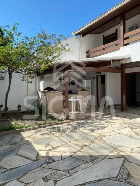 Foto 1 de Casa com 5 Quartos à venda, 300m² em Centro, Macaé