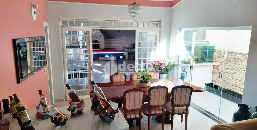 Foto 1 de Casa com 3 Quartos à venda, 250m² em Jardim Colina, Uberlândia