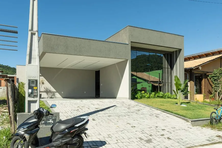 Foto 1 de Casa com 4 Quartos à venda, 240m² em Zimbros, Bombinhas