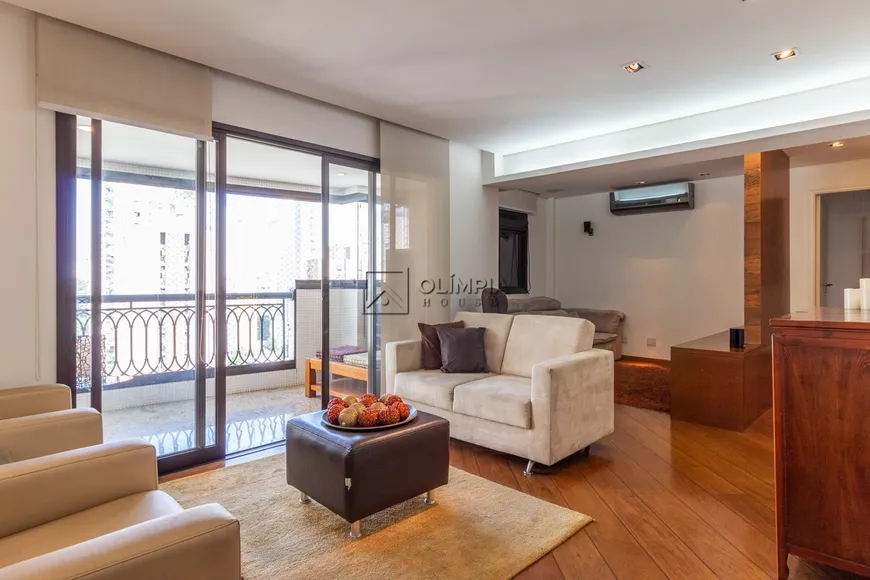 Foto 1 de Apartamento com 3 Quartos para alugar, 116m² em Moema, São Paulo
