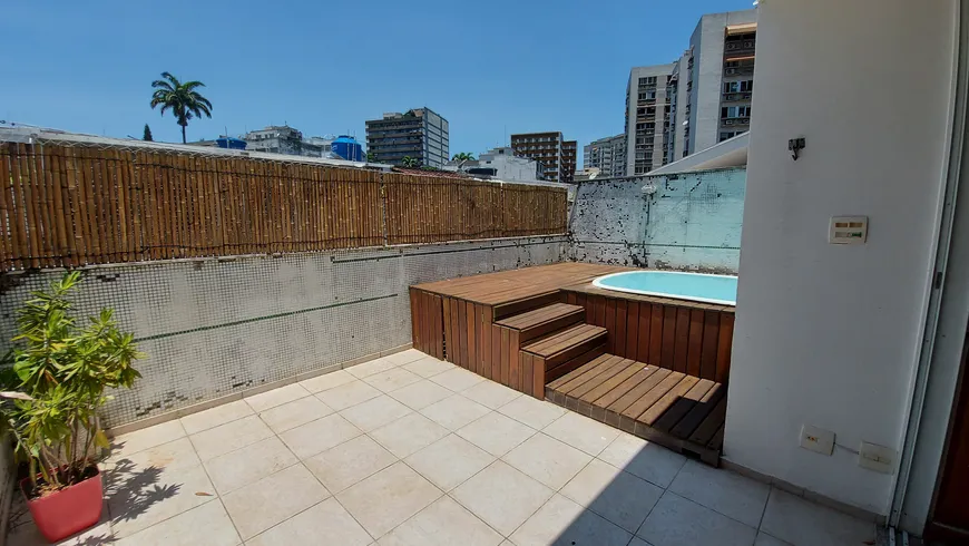 Foto 1 de Casa de Condomínio com 3 Quartos para alugar, 184m² em Humaitá, Rio de Janeiro