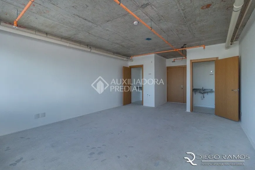 Foto 1 de Sala Comercial para alugar, 47m² em Passo da Areia, Porto Alegre